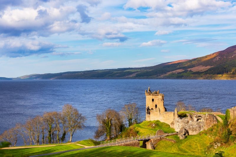 urquhart-castle-at-loch-ness-min